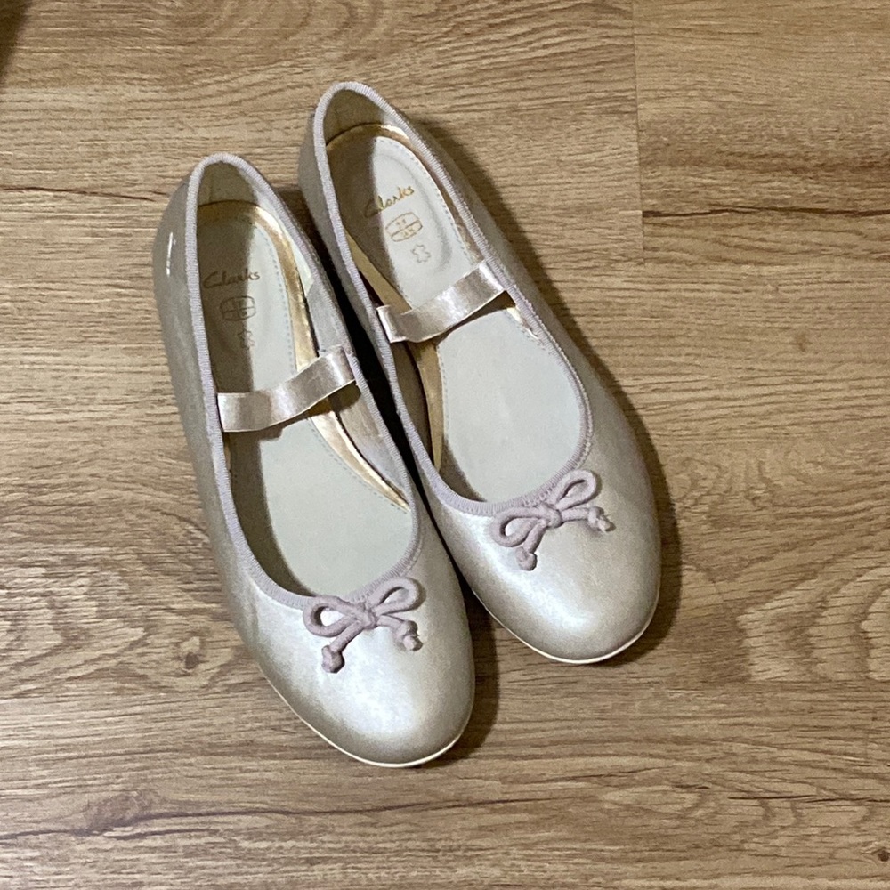 New Clark’s size 5.5 Dance Along Jnr champagne